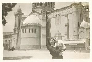FAMILLE 005 ALGER 1947 DEVANT NOTRE DAME D AFRIQUE